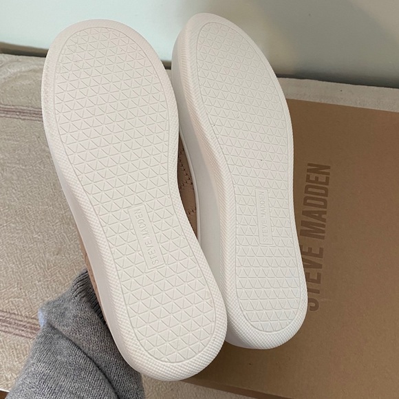 NEW Bequilt STEVE MADDEN Blush Quilt Sneakers - Picture 3 of 7